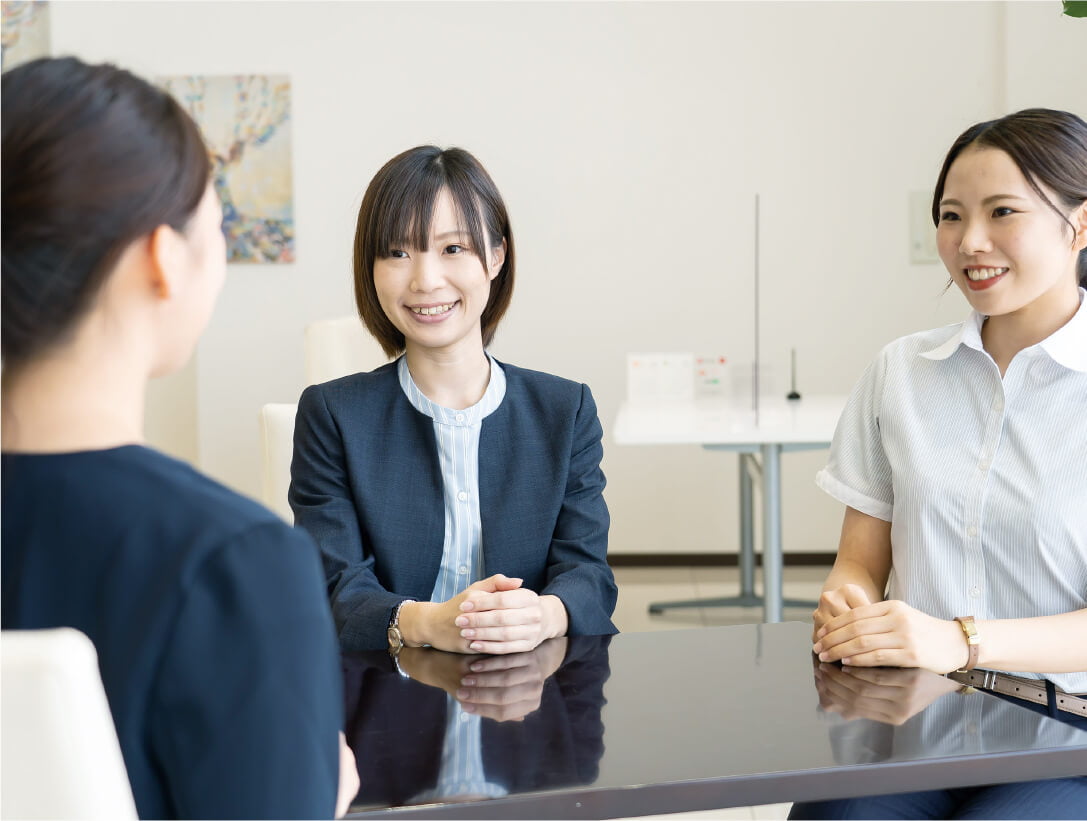 女性営業スタッフ